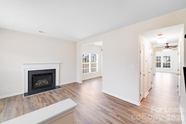 Building Photo - 4901 Sunburst Ln