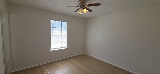 Building Photo - Beautifully remodeled first-floor condo with 2 bed & 2 bath