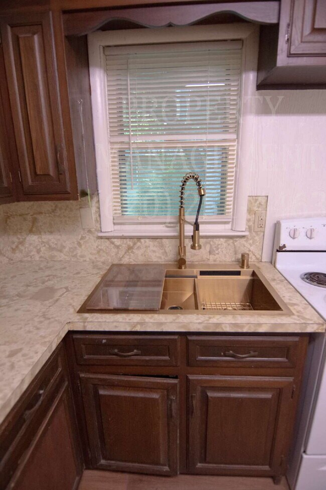 Building Photo - 2-Bedroom Duplex
