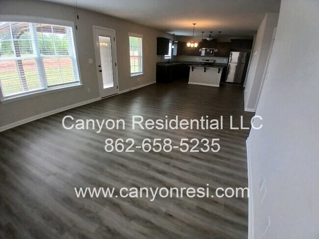 Building Photo - MUST SEE Fantastic 4BR 2/5 BA near everyth...