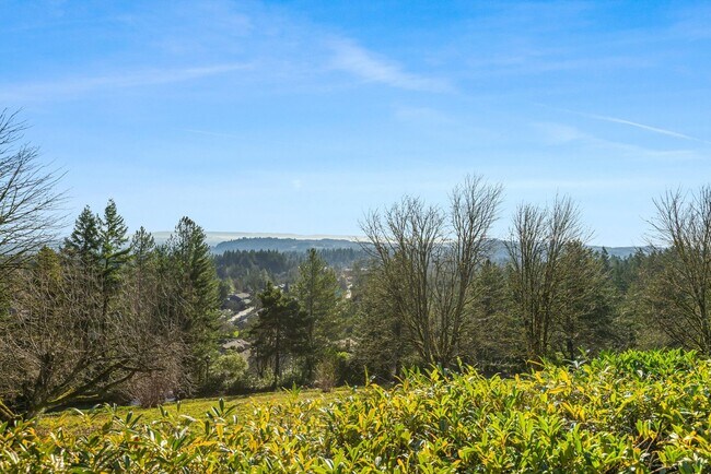 Building Photo - Cozy & sweet 1/1 condo in Lake Oswego with covered parking and storage included!