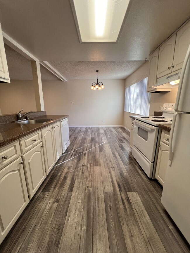 Building Photo - 302 Pleasant St