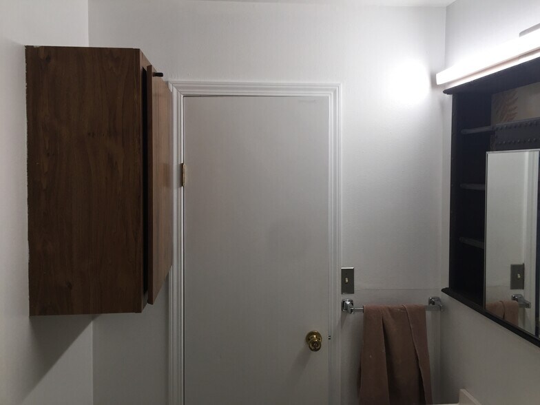 Bath - 2604 Tremont St