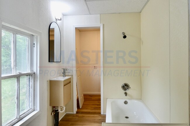 Building Photo - 1026 Oakwood Ave