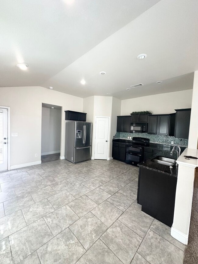 Building Photo - 4 Bed 2 Bath Ready to Rent ASAP!