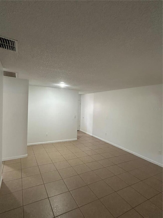 Building Photo - 2220 Leo Dr
