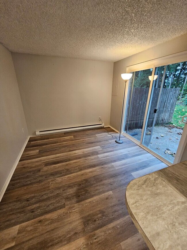 Building Photo - Port Orchard townhouse close to everything