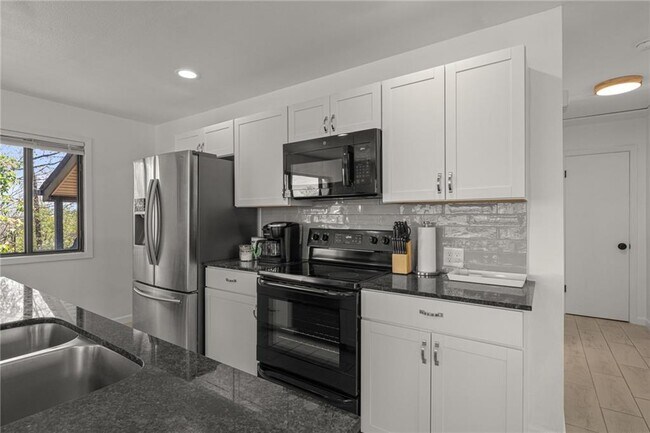 Building Photo - 2 Southport Ln