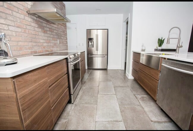 Building Photo - 3/2 Pool Home South Tampa Available NOW !!