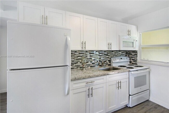 Building Photo - 1150 SW 26th Ave