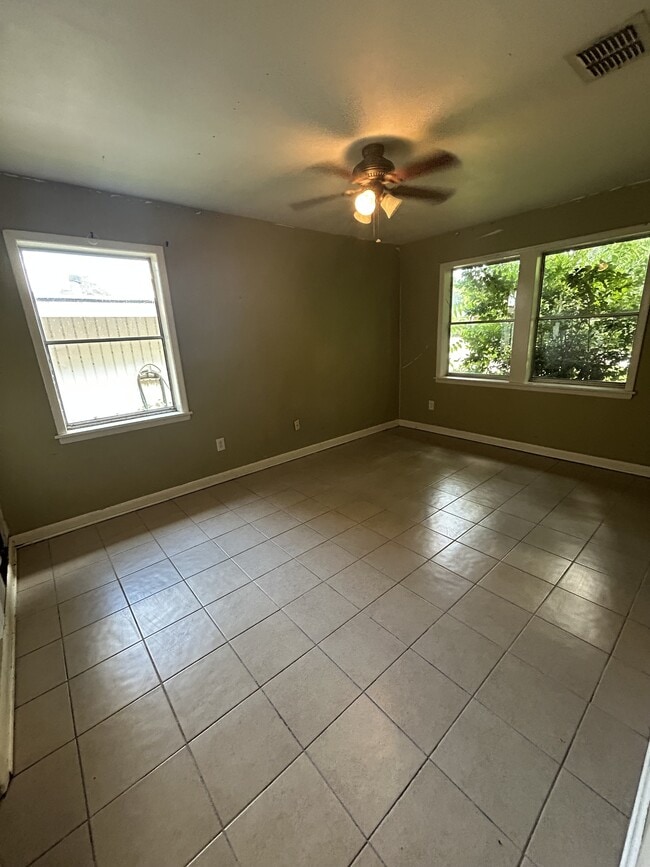 Building Photo - 1203 Caroline Dr
