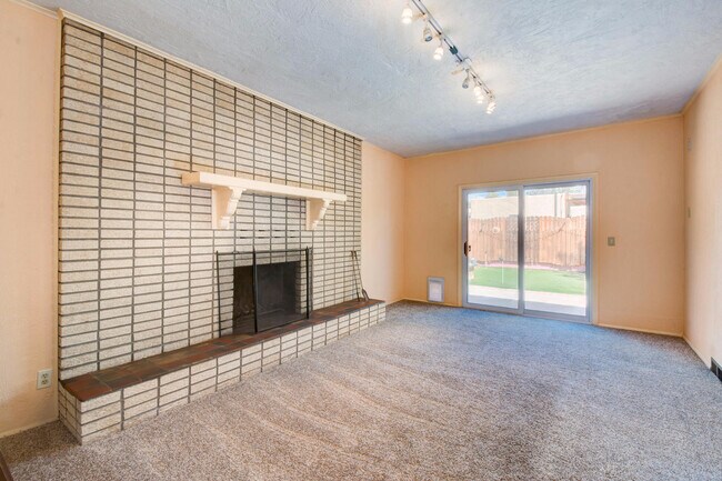 Building Photo - UPTOWN 3 Bedroom  2 bath  with Garage