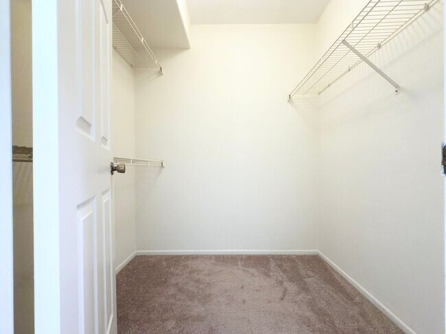 Building Photo - Upper Level Condo in Gated Community