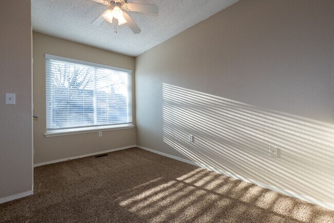 Building Photo - Beautiful  3 Bedroom, 2.5 Bath Condo in Canterbury!