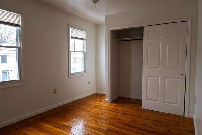 Building Photo - Lovely 4Br 2Bath with In-Unit Washer/Dryer