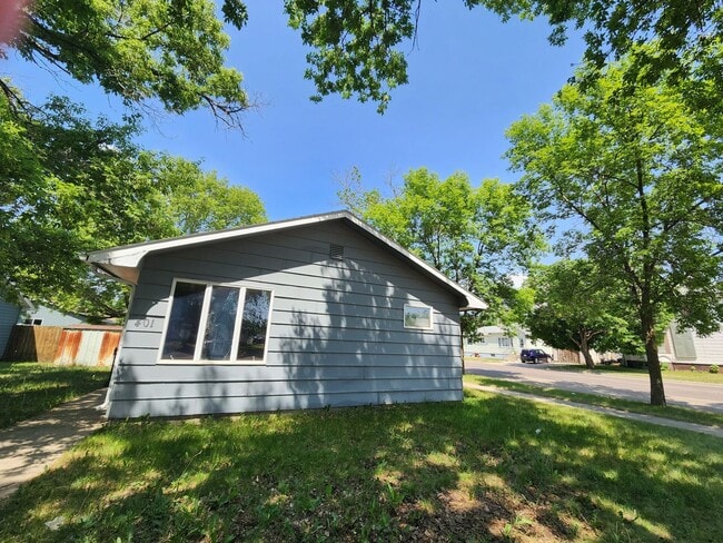 Building Photo - 2 bed 1 bath House