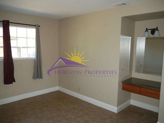 Building Photo - 5566-5568 Hillsdale Blvd
