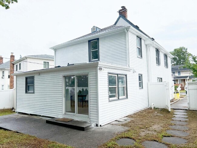 Building Photo - 20 Walters Ave