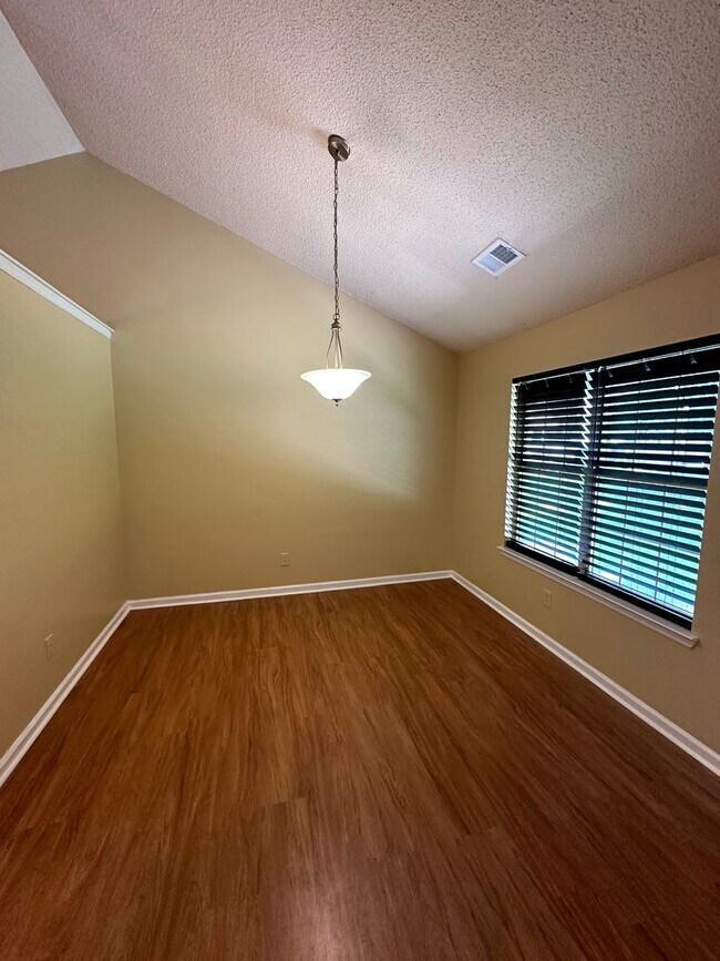 Building Photo - Charming 3 bedroom 2 bath ranch home on a ...
