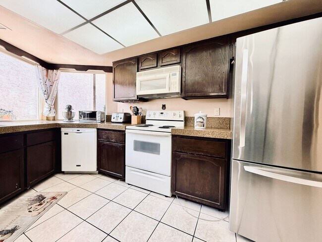 Building Photo - Available August 1st! Beautiful fully furnished single-story home located in the prestigious Span...