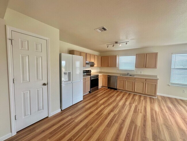 Building Photo - 3 BED 2.5 BATH WITH FRESH PAINT AND NEW AP...