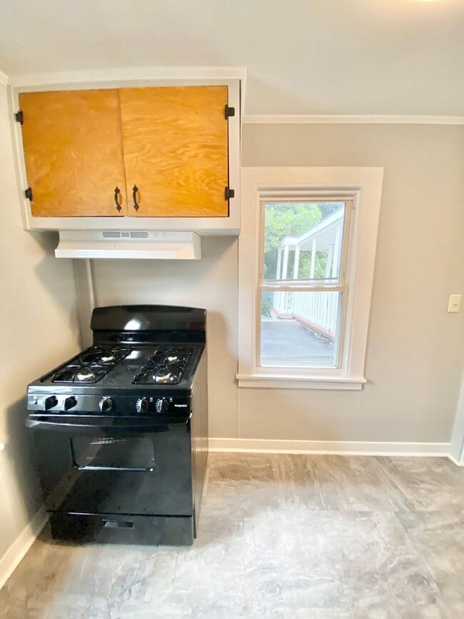 Building Photo - 132 N Champlain St