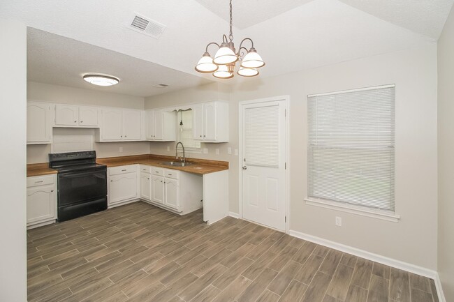Building Photo - 6047 Cottage Hill Dr