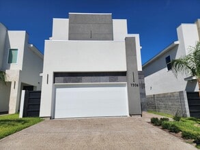 Building Photo - 7506 Cresta Bella St