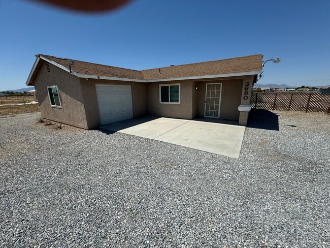 Building Photo - Charming 3-bedroom home located in the pic...