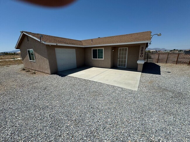 Building Photo - Charming 3-bedroom home located in the picturesque town of Pahrump!