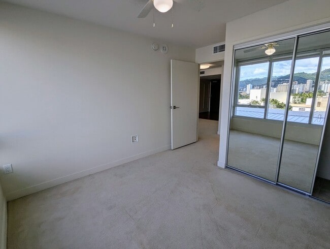 Building Photo - Symphony 2 Bed, 2 Bath, 1 Parking, Mountain views in Kakaako