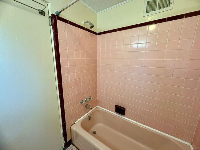 Building Photo - 3 Bedroom Apartment Available in Harrisburg!