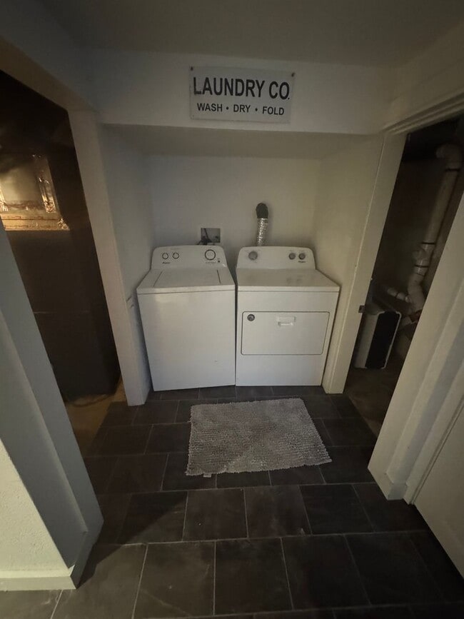 Building Photo - Beautiful 4 bedroom, 2 bathroom House