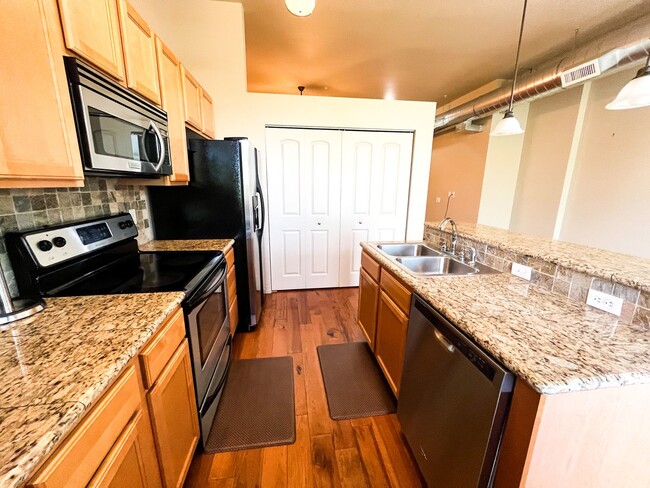 Building Photo - Fantastic Studio Condo in Old Town