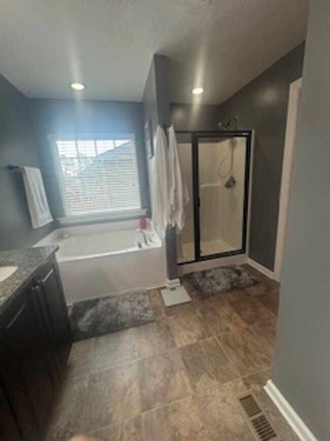 Building Photo - Available Now! Beautiful 3-Bedroom Home in Canterbury Farms