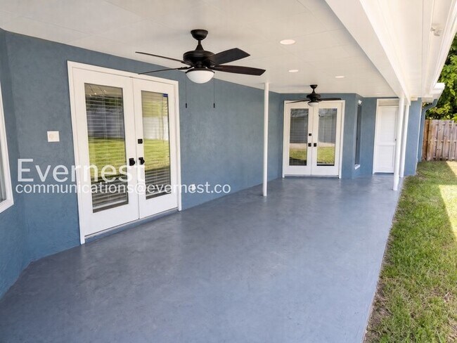 Building Photo - 4 Bed/2.5 Bath Home with Detached Garage / Available Now!