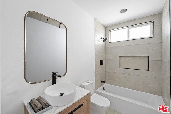 Building Photo - 733 Hayworth Ave