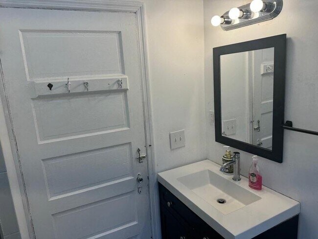 Building Photo - 647 Anderson Ave