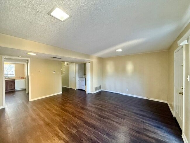 Building Photo - Available Now! 3 bedroom 2.5 bath townhome in Tyler