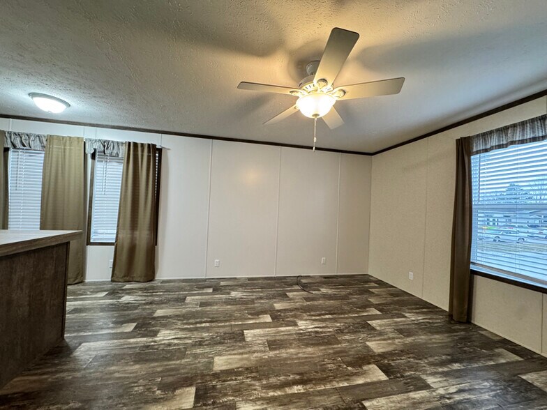 Building Photo - 16152 Notre Dame St