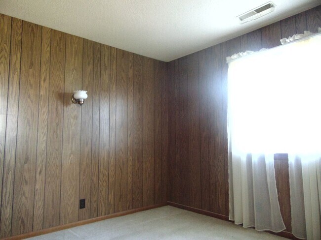 Building Photo - Fayette Family Farm House!