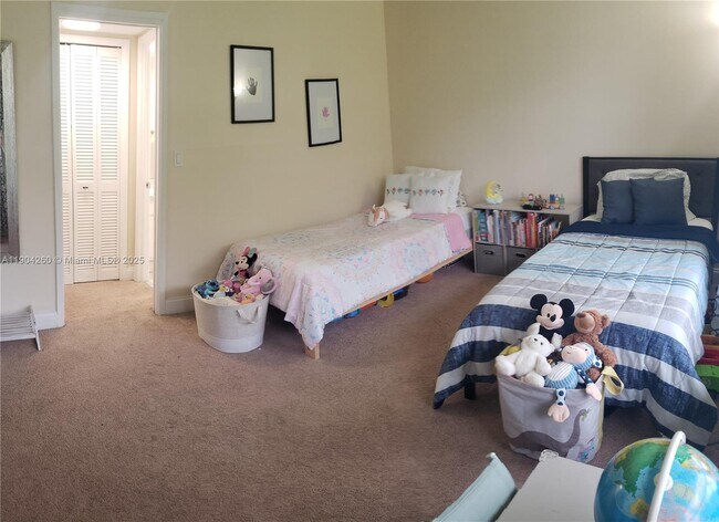 Building Photo - 550 Oaks Ln