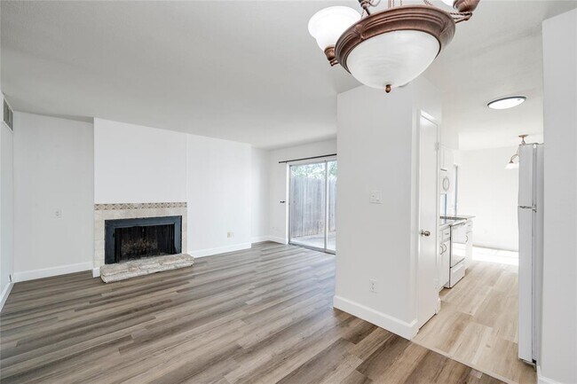 Building Photo - 6910 Hart Ln