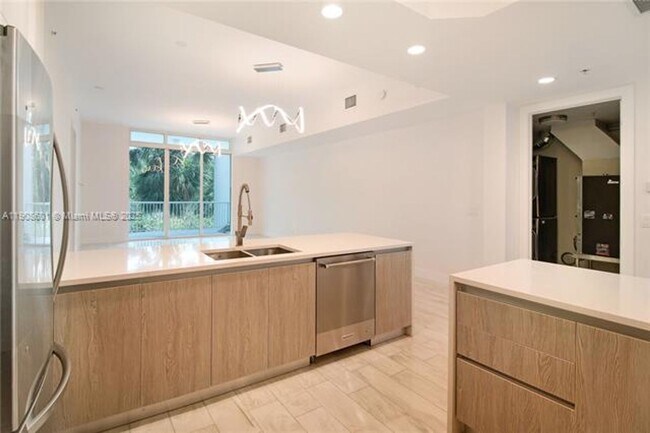 Building Photo - 14951 Royal Oaks Ln