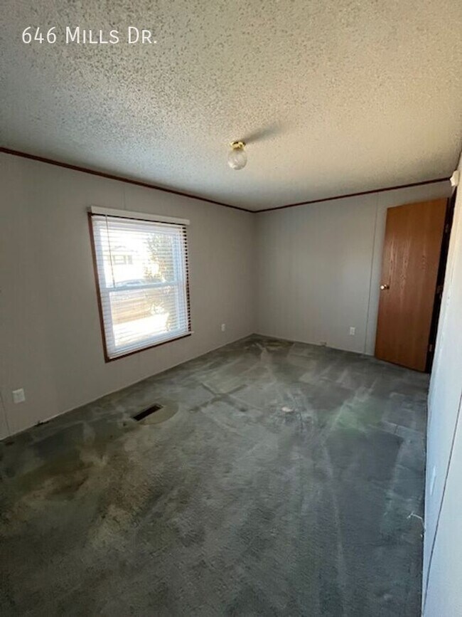 Building Photo - 646 W Mills Dr