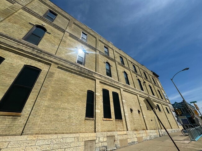 Building Photo - 721 S 9th St