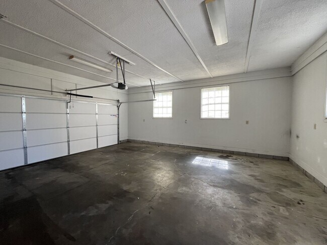 Building Photo - 3/2 One Level Home w/ Spacious, Level Lot!