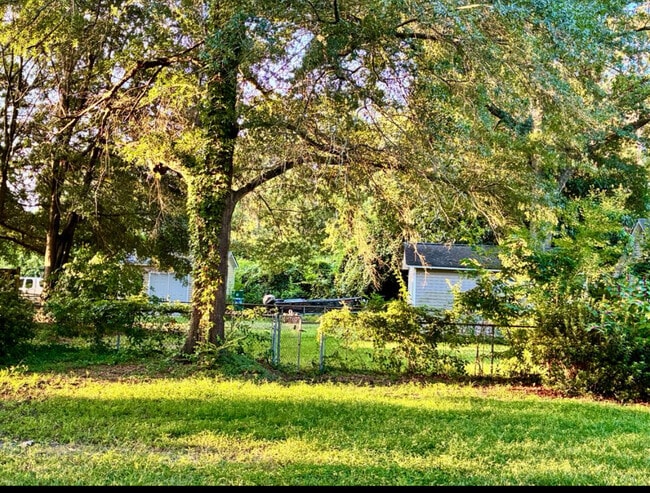 Building Photo - 906 Cherokee Rd