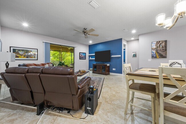 Building Photo - Beautifully Maintained home in Pool Community!
