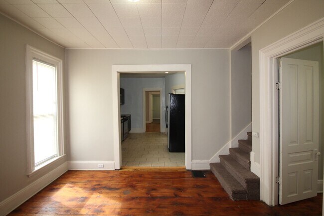 Building Photo - 4 Bedroom Home on West Side!